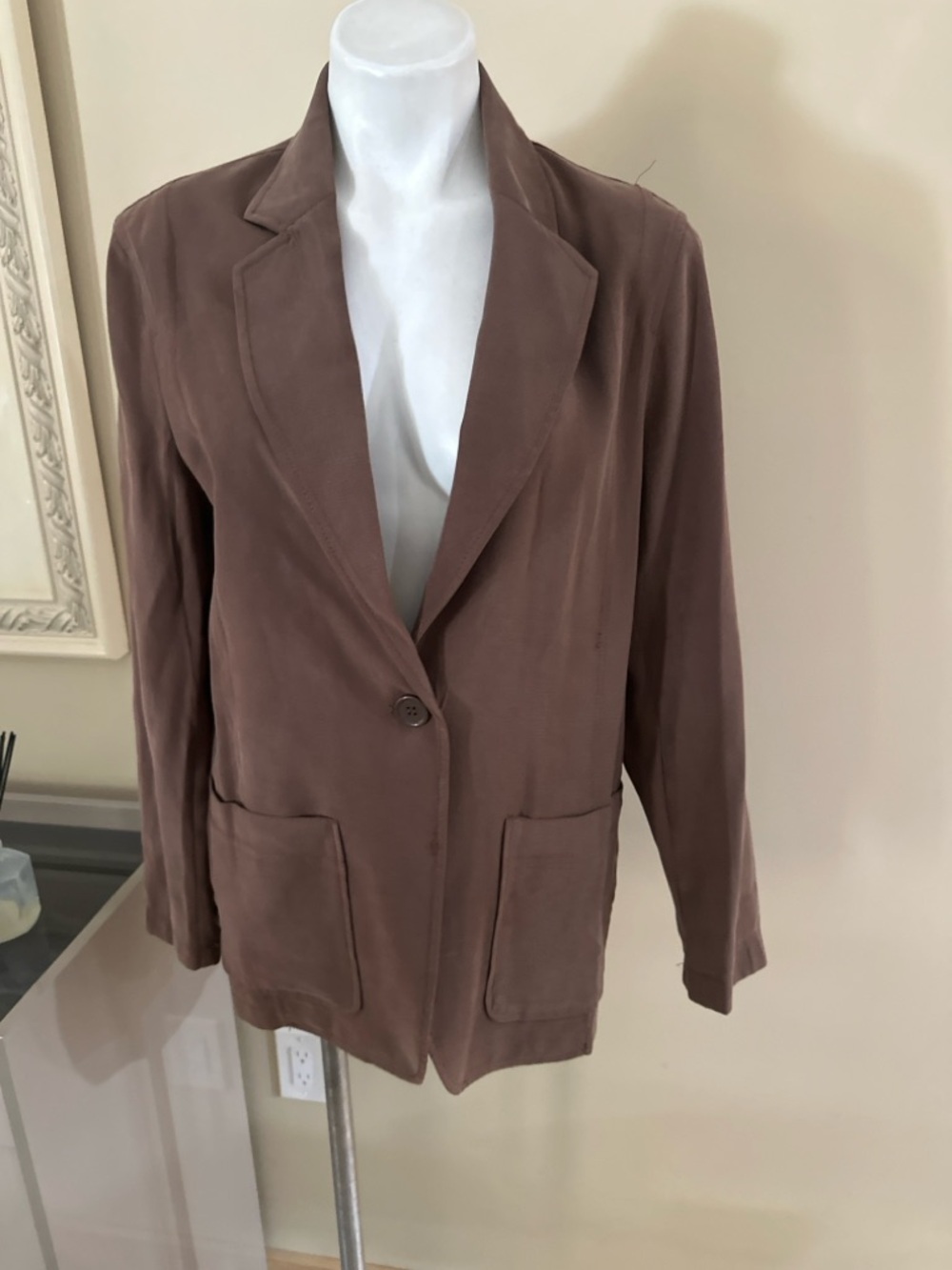 Max Studio Brown Single-Button Relaxed Blazer

“relaxed fit / oversized look” - Picture 2 of 6